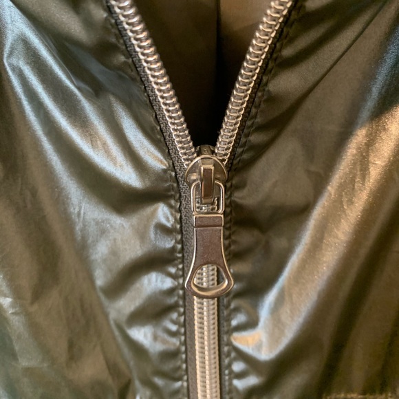 A new modern outwear that has a very cool color - Picture 5 of 8